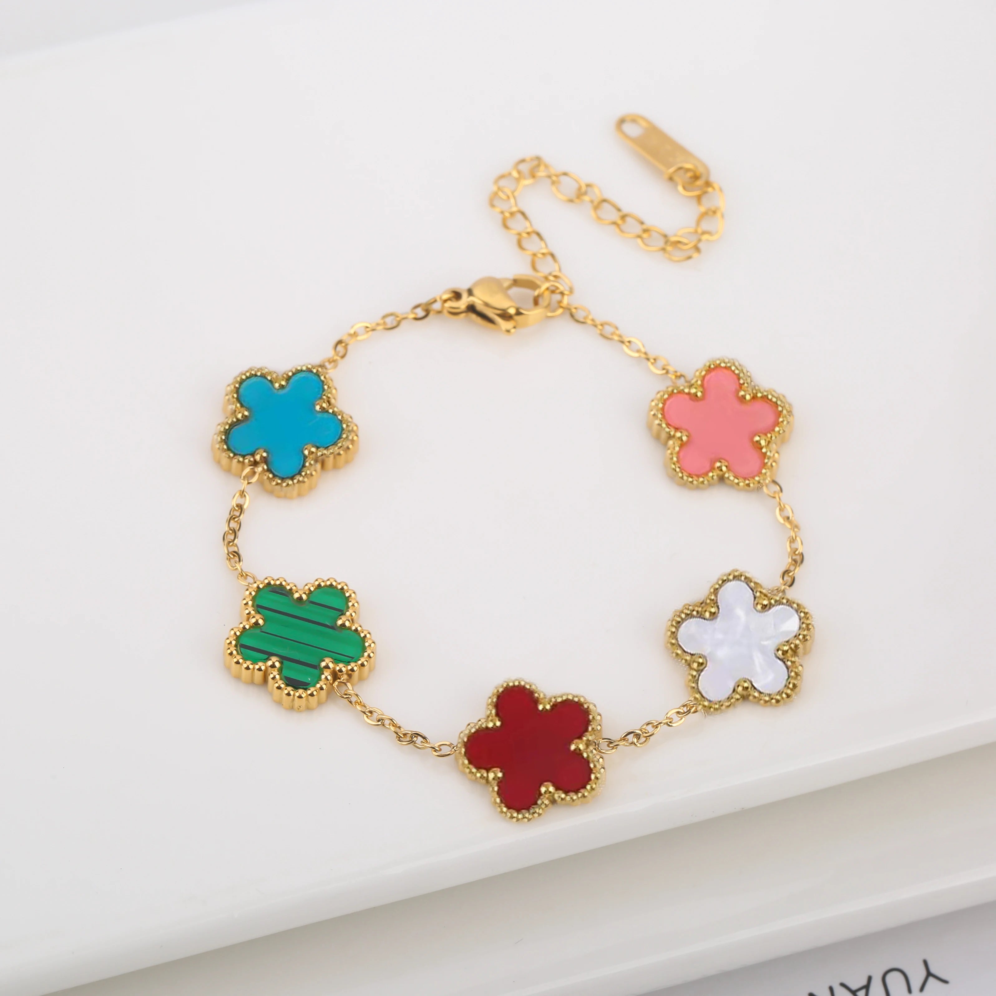 Pulseira Ajustável de Trevo com Cinco Pétalas em Aço Inoxidável