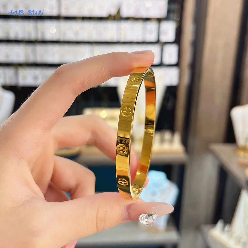 Pulseira Aura — Cruz Delicada Banhada a Ouro e Prata