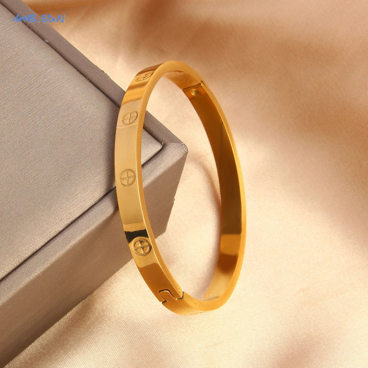 Pulseira Aura — Cruz Delicada Banhada a Ouro e Prata
