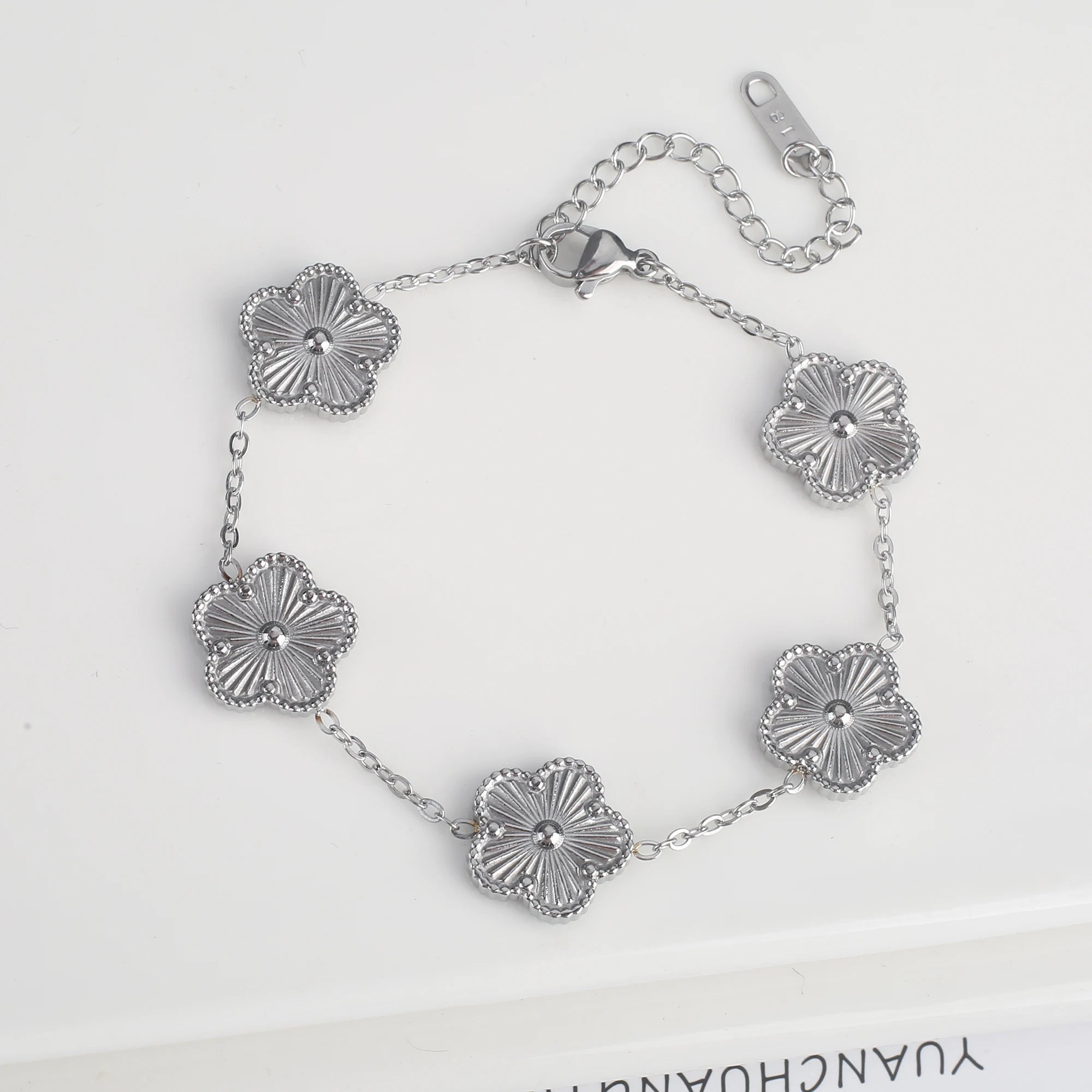Pulseira Ajustável de Trevo com Cinco Pétalas em Aço Inoxidável