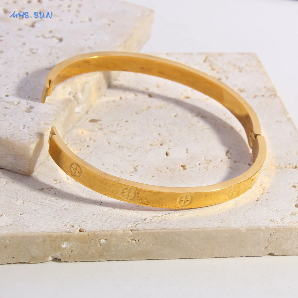 Pulseira Aura — Cruz Delicada Banhada a Ouro e Prata