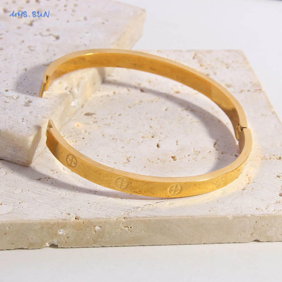 Pulseira Aura — Cruz Delicada Banhada a Ouro e Prata