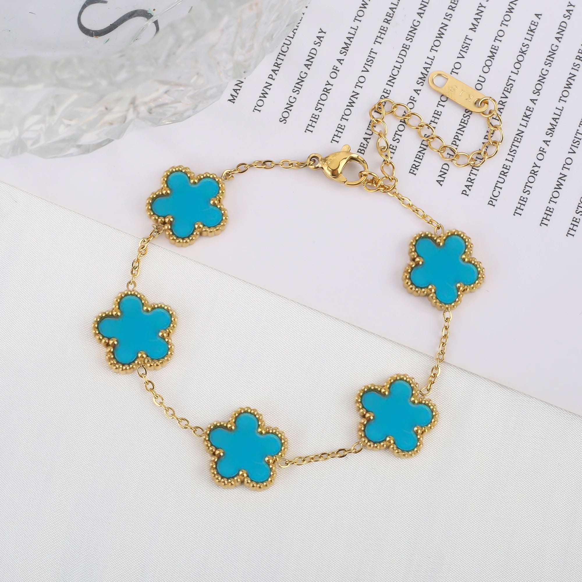 Pulseira Ajustável de Trevo com Cinco Pétalas em Aço Inoxidável