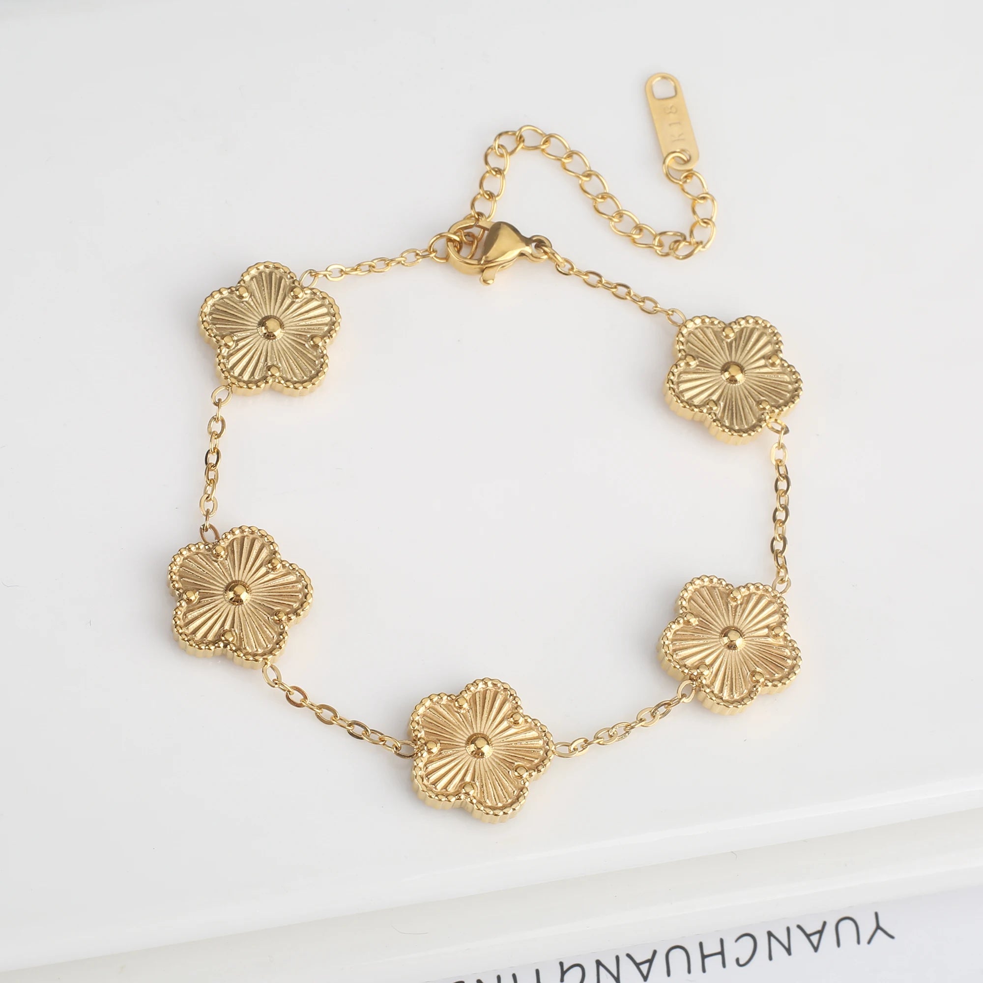 Pulseira Ajustável de Trevo com Cinco Pétalas em Aço Inoxidável