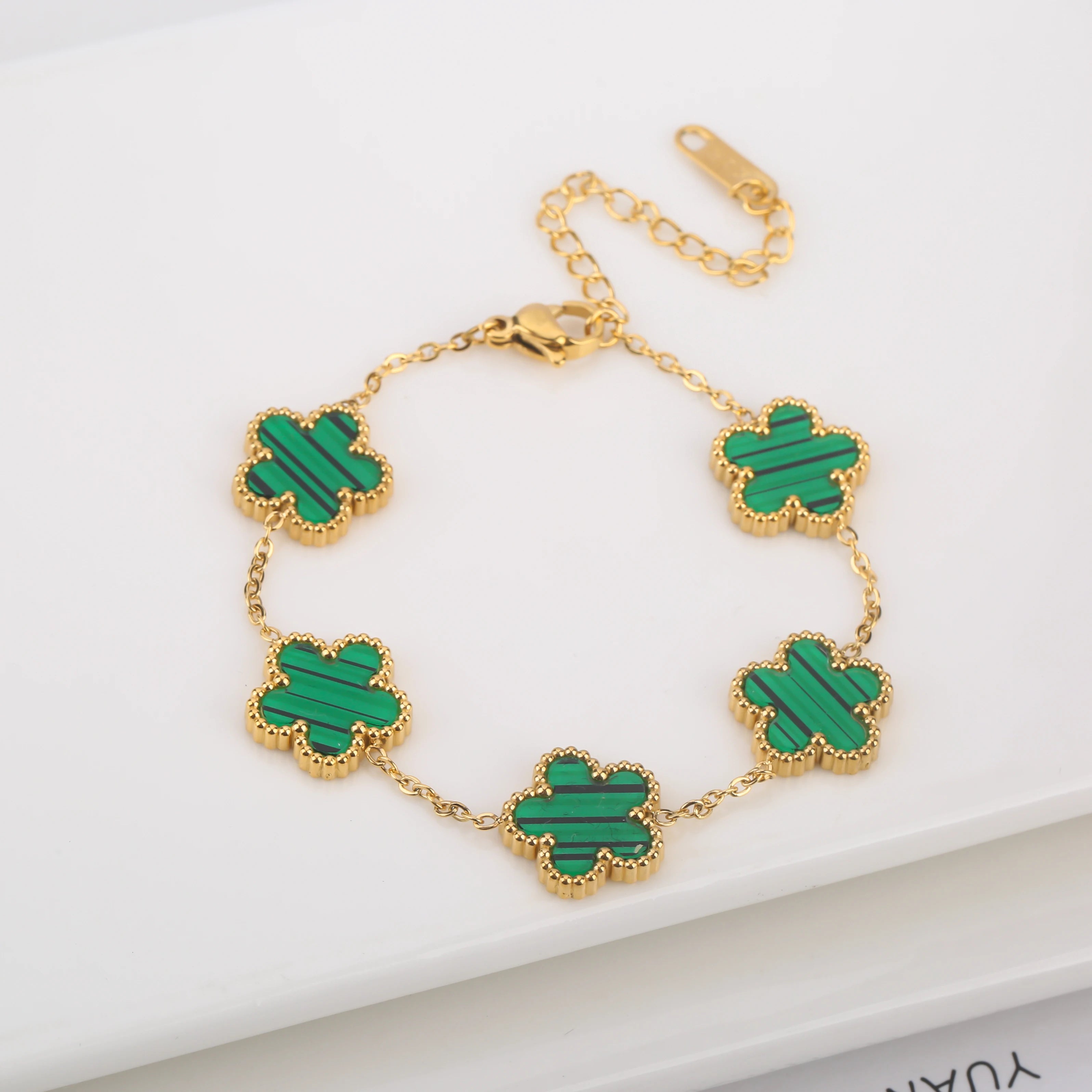Pulseira Ajustável de Trevo com Cinco Pétalas em Aço Inoxidável