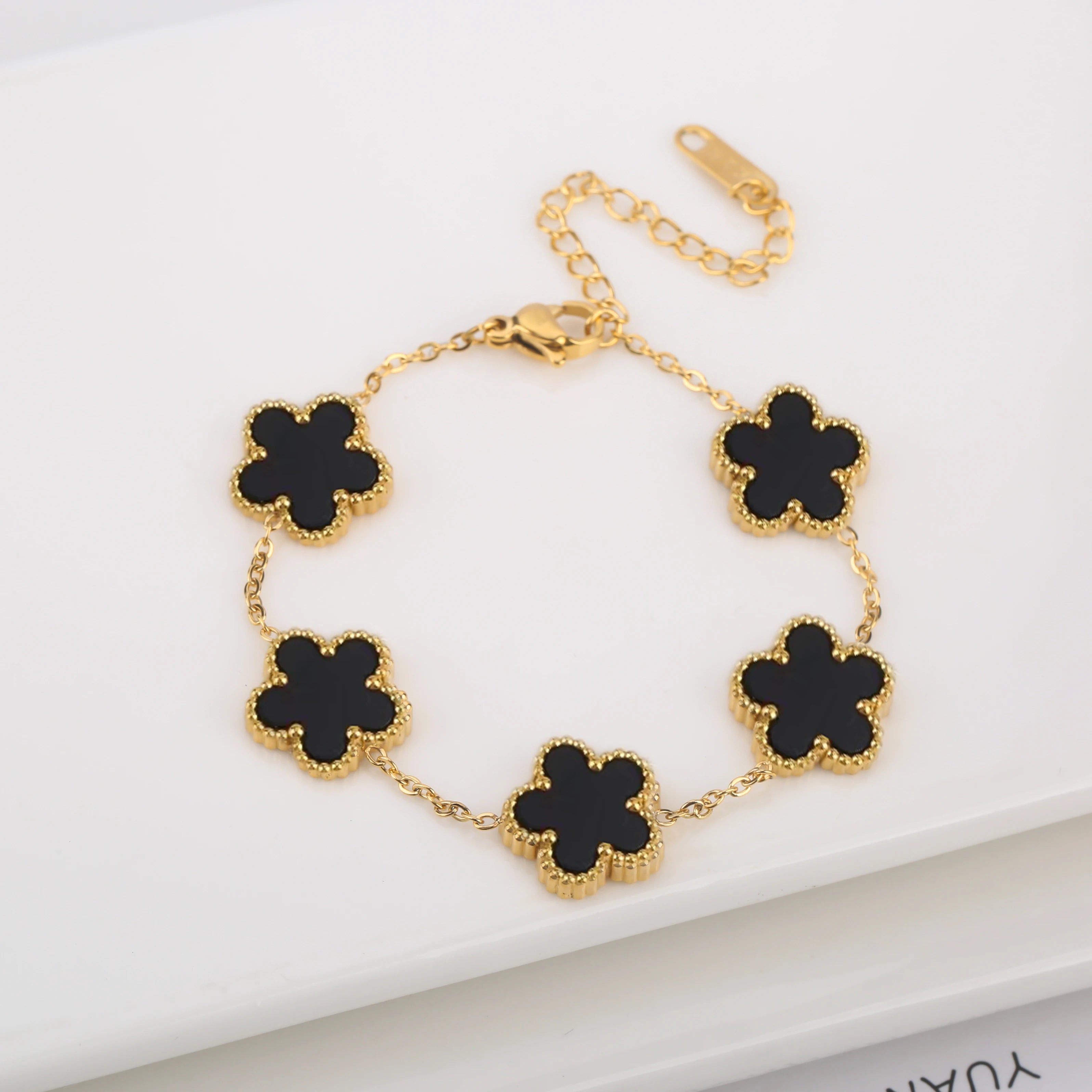 Pulseira Ajustável de Trevo com Cinco Pétalas em Aço Inoxidável