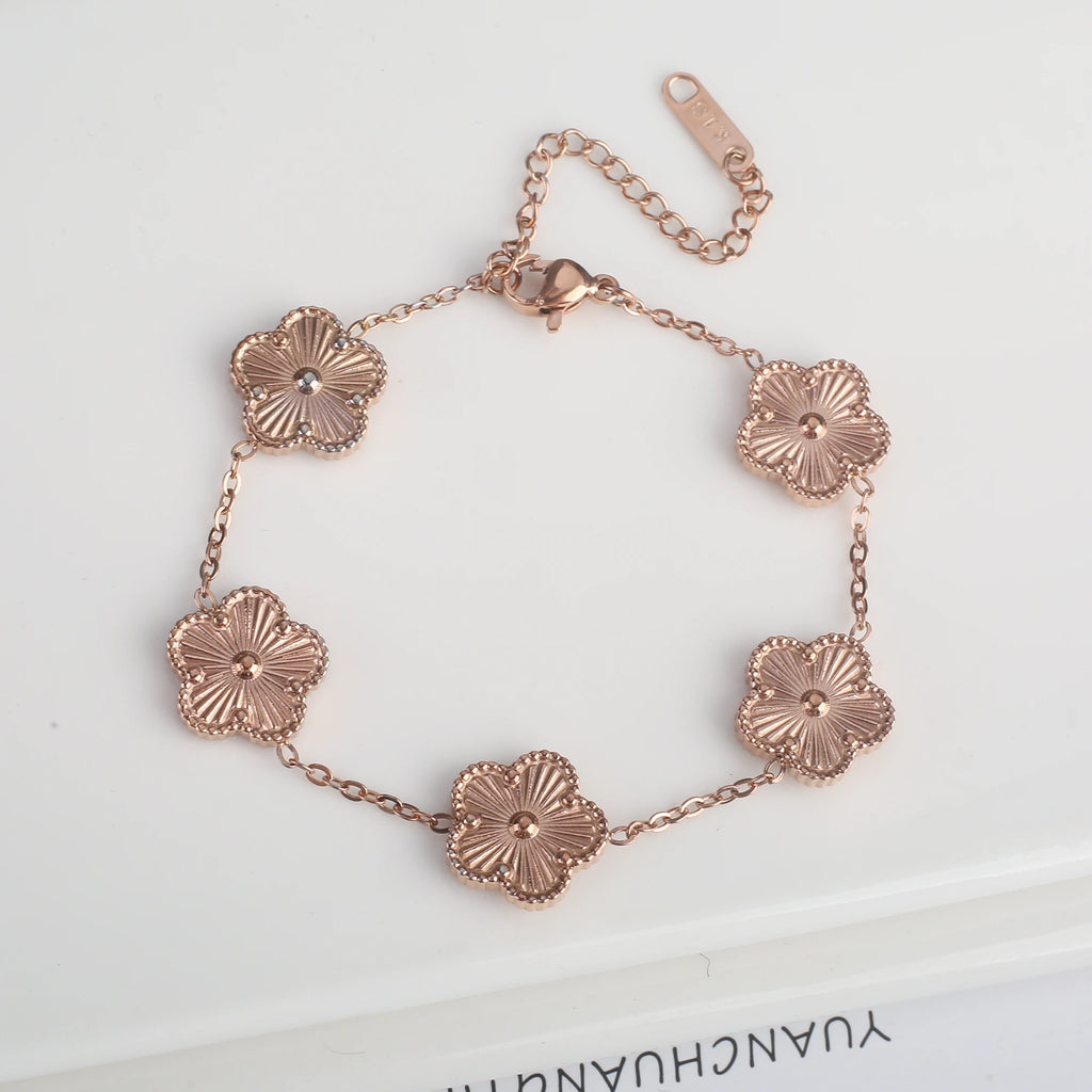 Pulseira Ajustável de Trevo com Cinco Pétalas em Aço Inoxidável