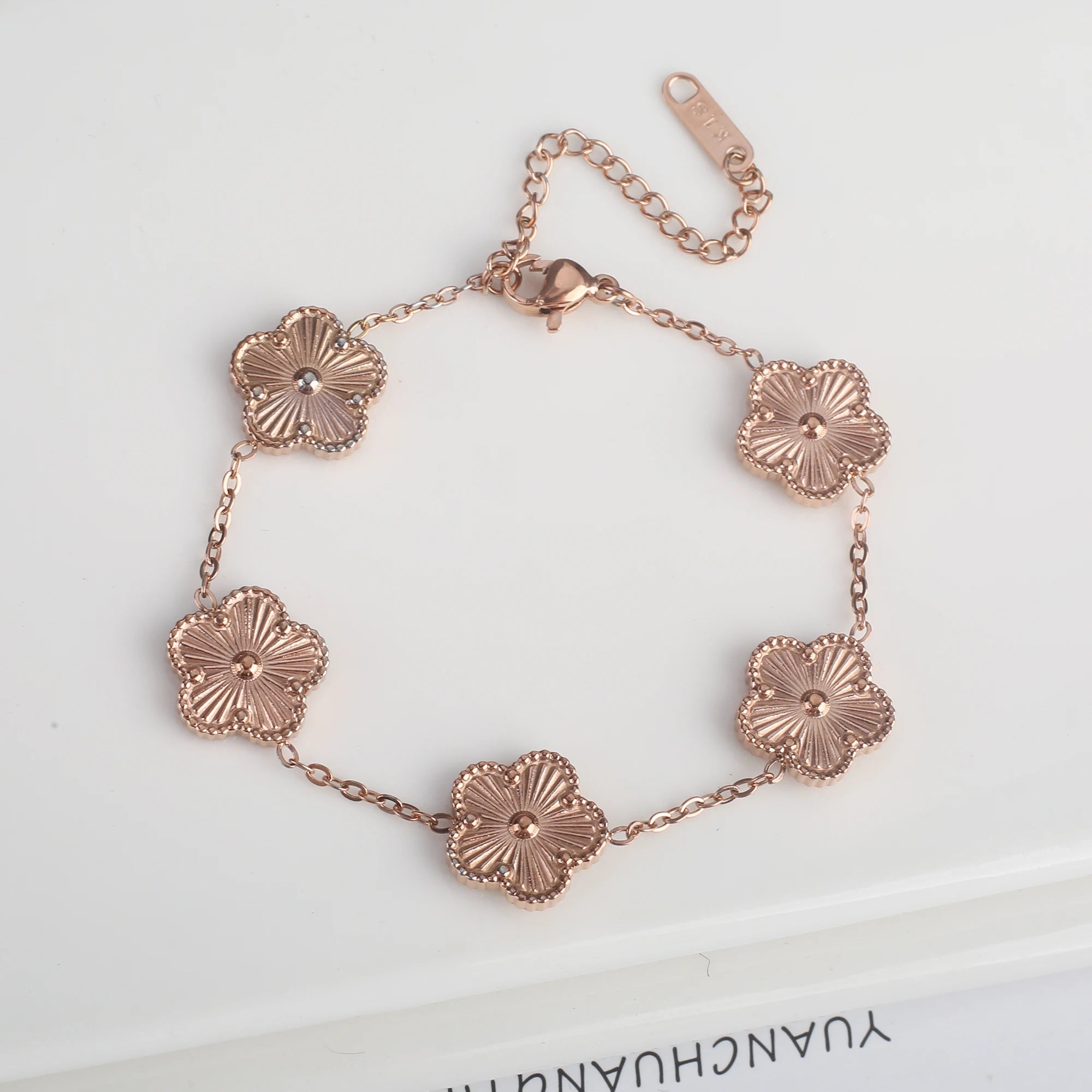 Pulseira Ajustável de Trevo com Cinco Pétalas em Aço Inoxidável